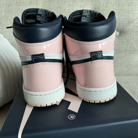 Women’s Air Jordan 1 Retro Hi OG Bubblegum - Picture 3 of 10